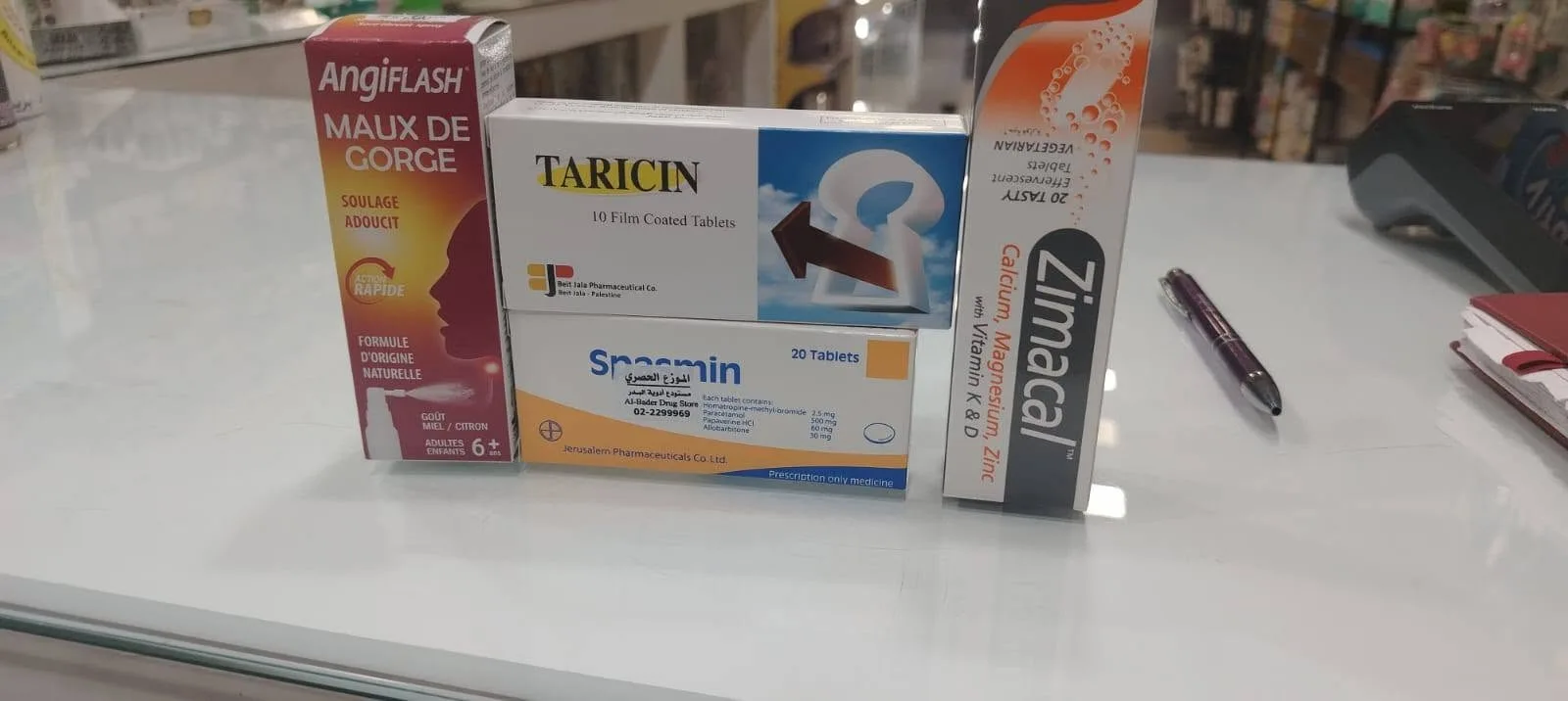 تقدم مجموعه من الأدوية لمريض قلب 