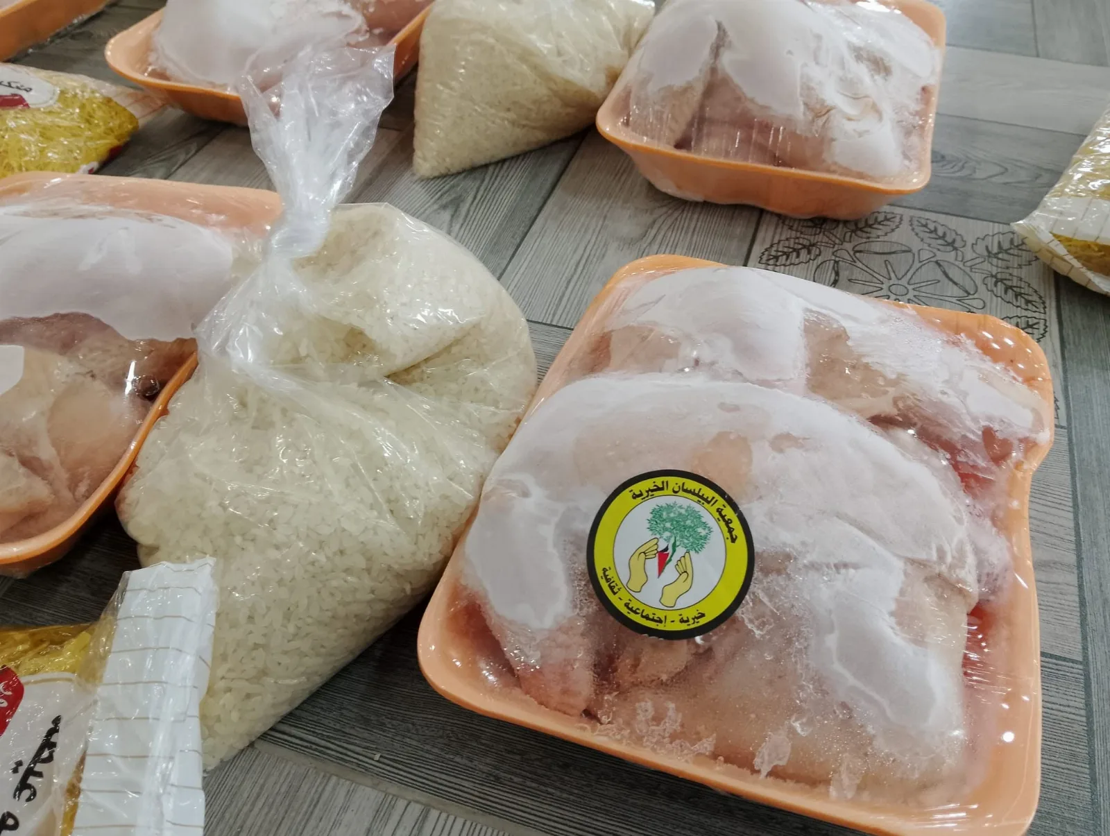 🍗❤️ من يدٍ كريمة إلى مائدة أسرة محتاجة… مستمرون في العطاء وإيصال الخي