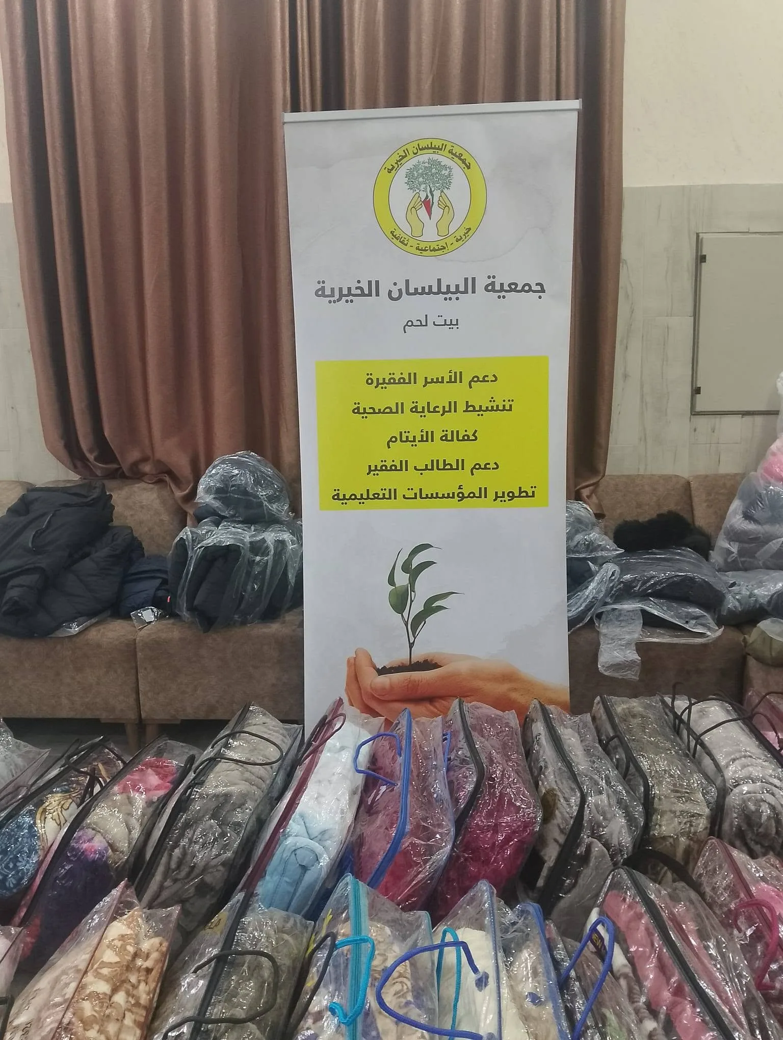 سترات شتوية وحرامات على الأسر المحتاجة