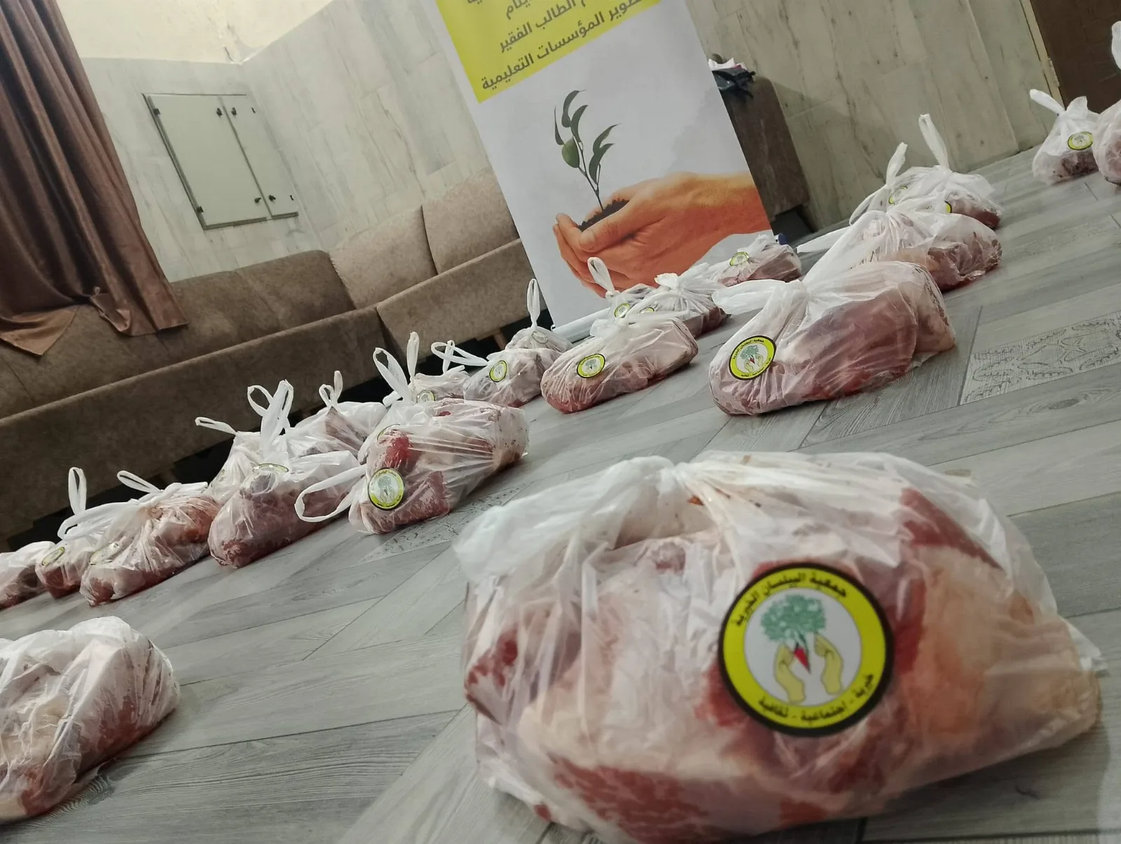 جمعية البيلسان توزع لحوم عجل على العائلات المحتاجة بدعم من فاعل خير