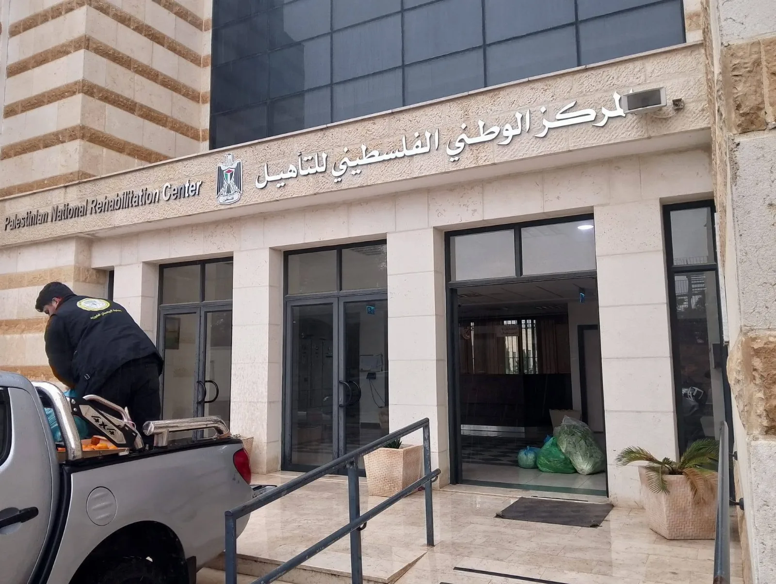 فريق الجمعية اثناء تنزيل المساعدات 