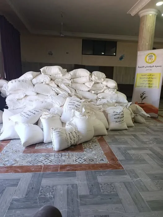 جمعية البيلسان الخيرية توزع أكياس الطحين على الأسر المسجلة لديها
