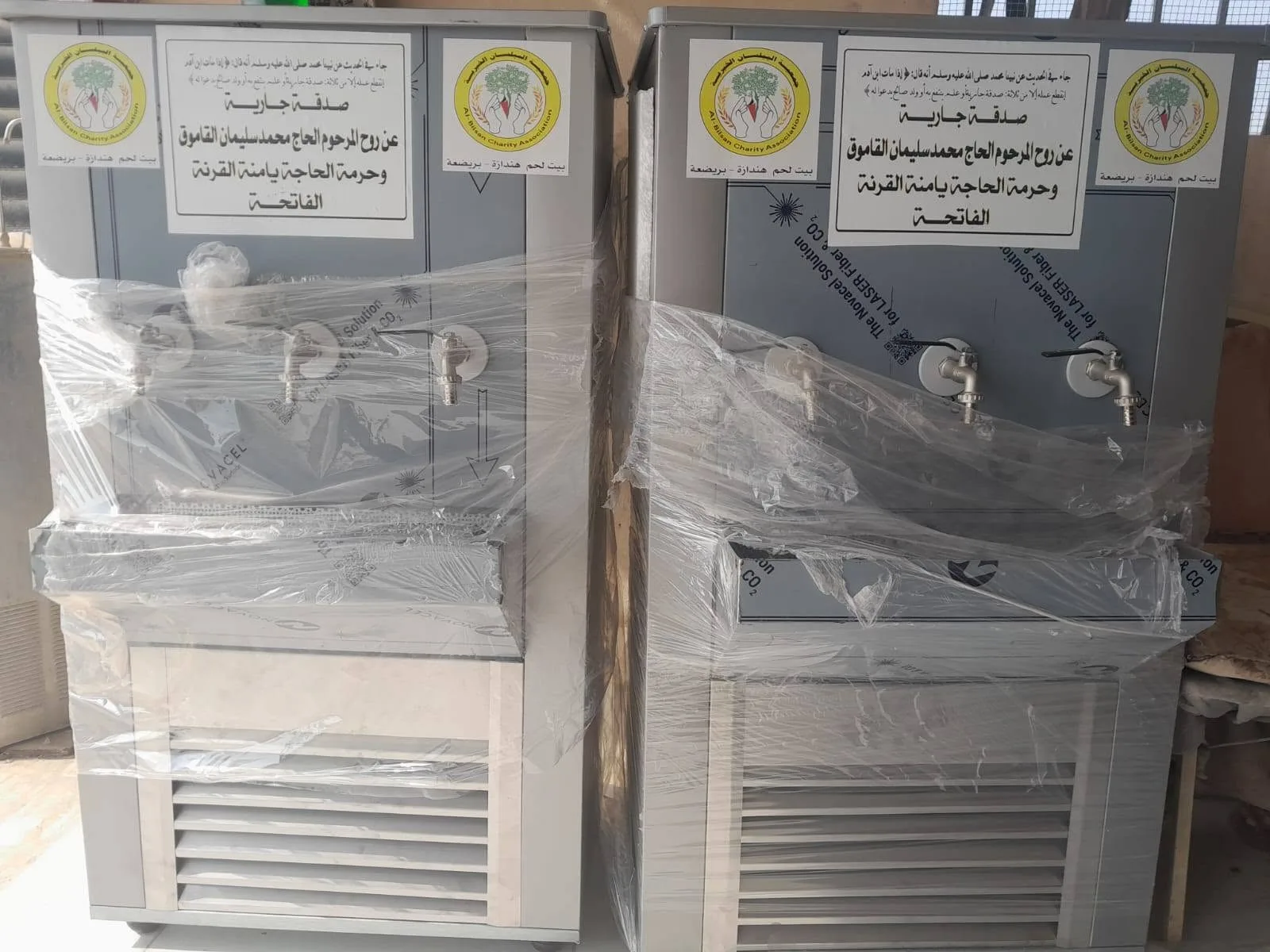 💧 صدقةٌ جارية عن روح والديه… ثلاجتان لتوفير الماء لطلاب مدرستين