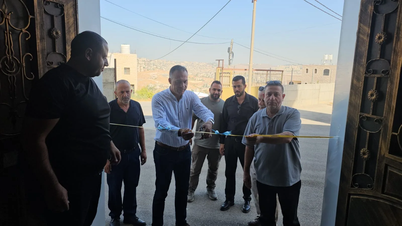 فريق الجمعية أثناء تحميل المساعدات